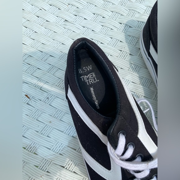 Size 8.5 shoes - Picture 3 of 3